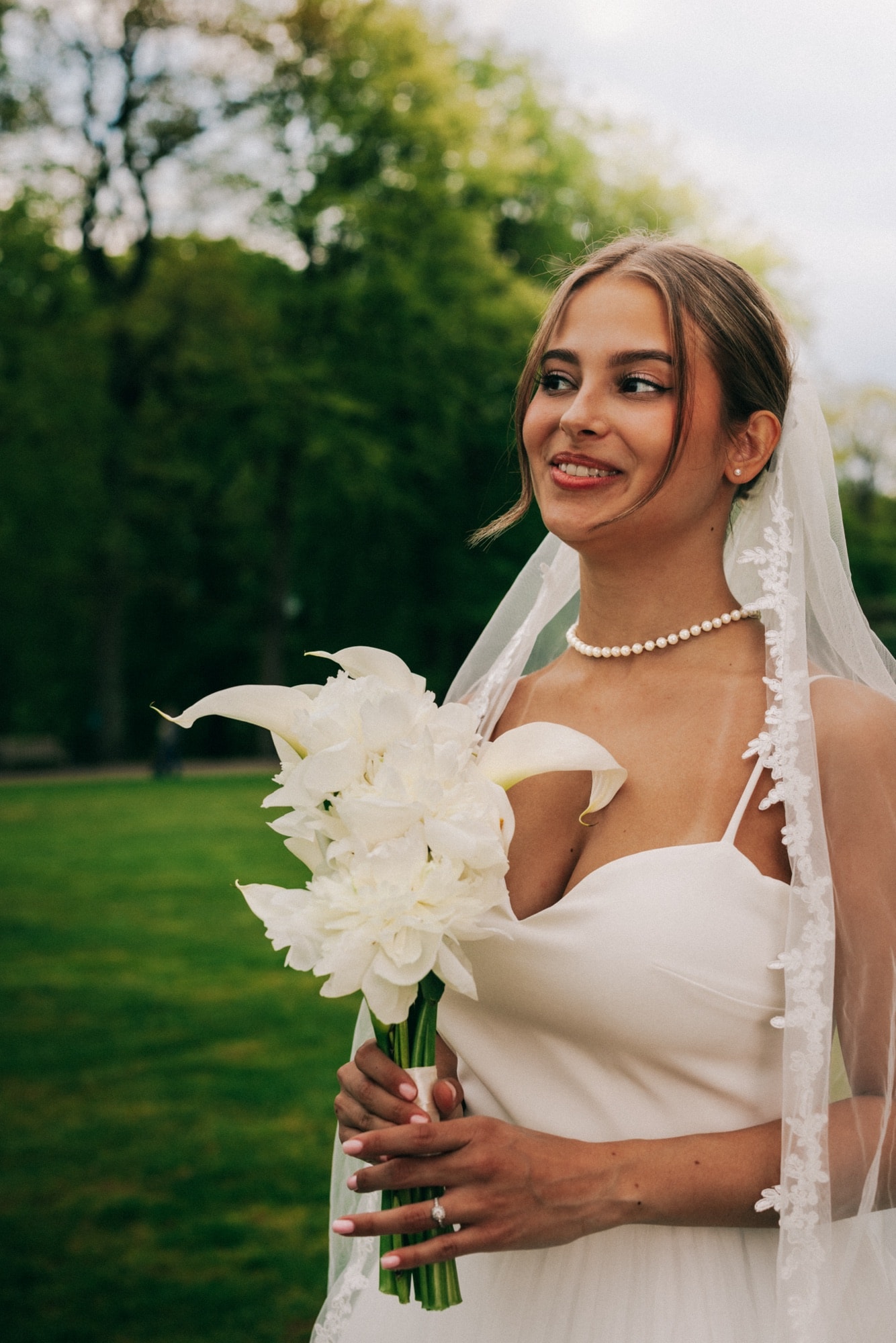 Brud med vit brudbukett, bröllop på Sofiero slott